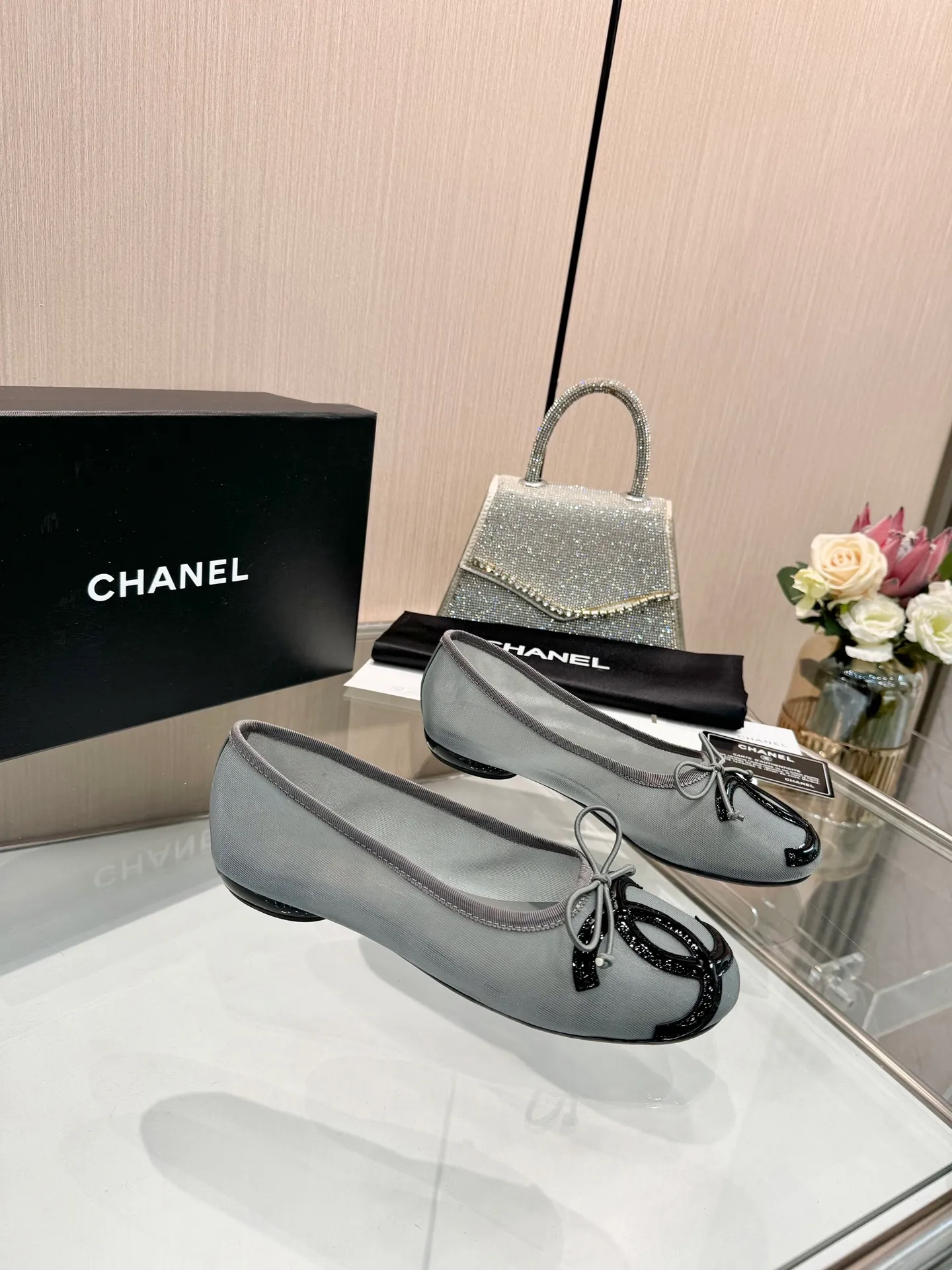 👟👟Ex-factory price 480👟👟 | ²⁰²5 𝐬𝐬 🤍🤎𝐂𝐇𝐀𝐍𝐄𝐋 Chanel 26A catwalk style handmade Mary Jane women's shoes. Ballet shoes are so amazing, the bow pattern is so cute! Even if I don’t wear flat shoes, I can’t resist the temptation! The second recommended pair of Chanel logo women's shoes has great texture and is versatile. It is made of lambskin and has an original two-color outsole. Size: 35-40 (41 can be customized and cannot be returned or exchanged)